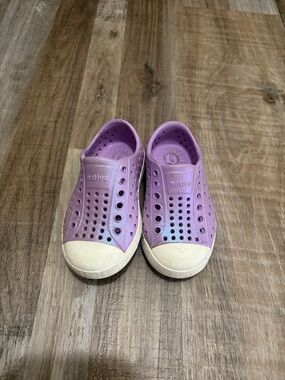 Native Kids Water Shoes in Lavender with White Toe